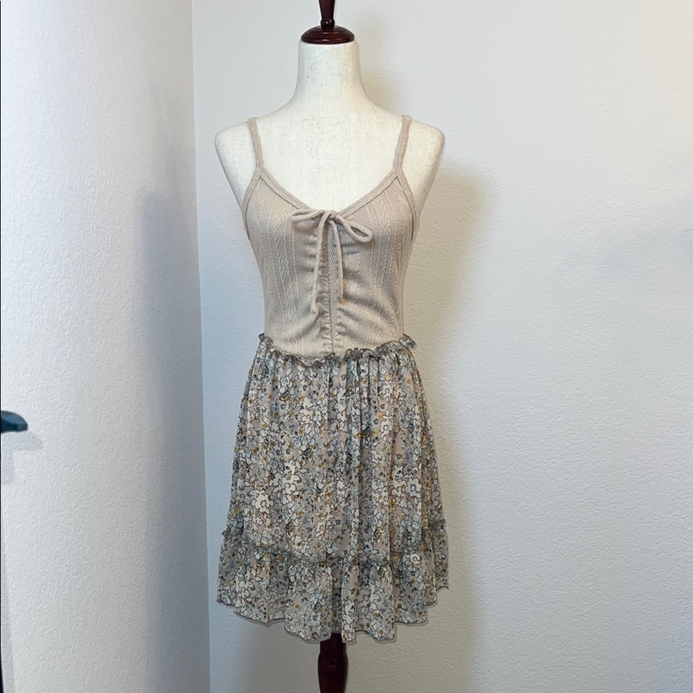 Daytrip Beige Floral Dress‎ Size Small